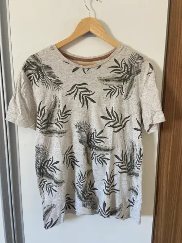 CAMISA MASCULINA CINZA ESTAMPA HAVAIANA PERFEITO ESTADO TAMANHO P