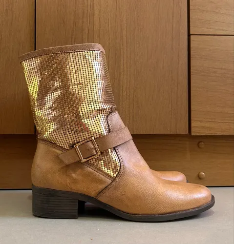 Bota Feminina Marrom em Couro com Detalhe Dourado - Tam. 37