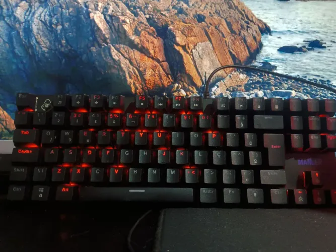 Teclado Mecânico Mancer Ghoul MK2 80% RGB - Tecla } não funciona
