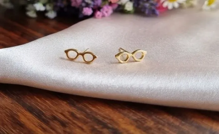 Brinco Mini Óculos folheado a ouro 18k