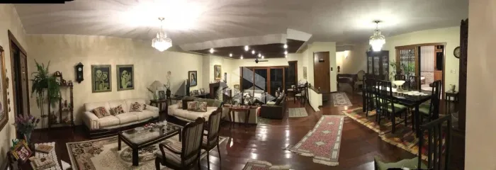 Casa com elevador, 4 dormitórios sendo 1 suíte com closet, 4 vagas cobertas no Bairro Glór