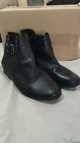 Bota cano curto com fivela e ziper couro legítimo 