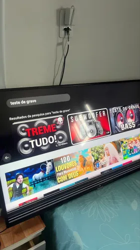 Tv Samsung 50 polegadas com pés, tv funcionando.