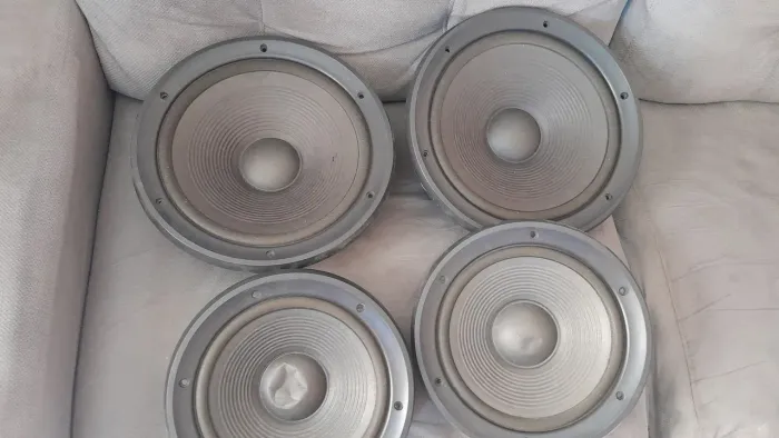 Quatro alto-falantes technics 