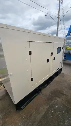 Grupo gerador 65 KVA/60 KVA ano 2011 Cummins