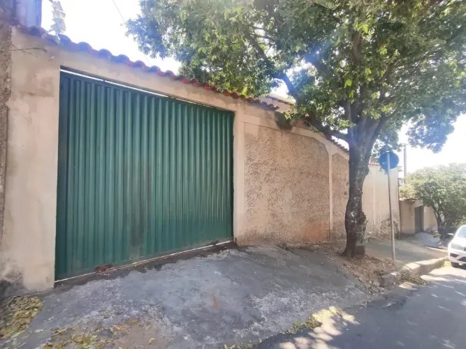 Casa para venda tem 255 metros quadrados com 6 quartos