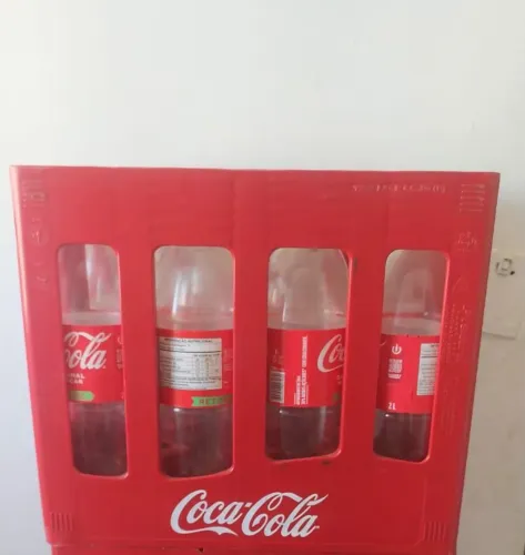 ENGRADADO COM 12 GARRAFAS E EXPOSITORA DE SALGADOS