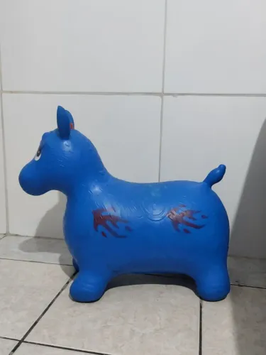 Cavalinho upa-upa inflável de cor azul.