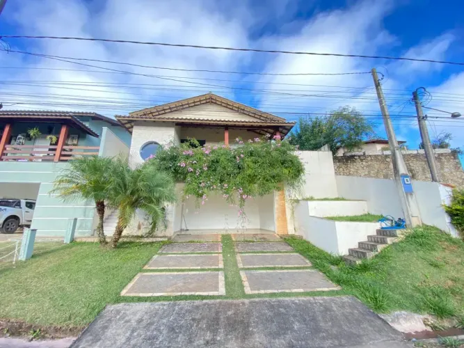 Linda casa em Condomínio Fechado