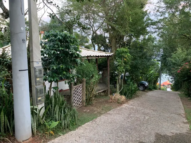 Casinha no meio da natureza com vista para o mar
