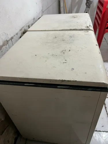 Vendo um freezer esmaltec está funcionando perfeitamente e de uso próprio  