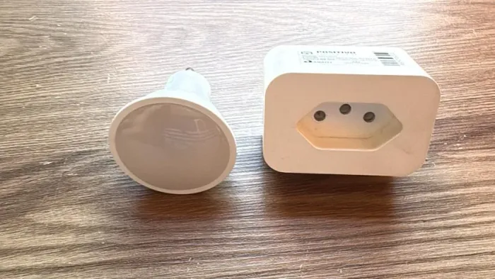 KIT Positivo Casa Inteligente - Lâmpada SPOT + Adaptador Tomada