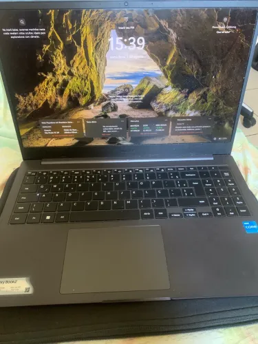 Samsung Galaxy Book2 15.6" FHD / Core i3 / 4GB RAM / 256GB SSD - Estado de Novo!