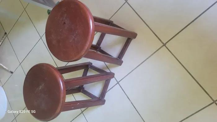 Dois lindos bancos em madeira maciça 