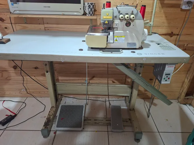 Maquina overloque 3 fios singer com motor direct drive