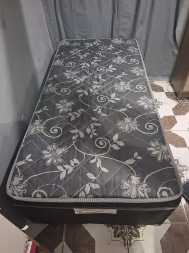 Cama box solteiro usada mas, bem conservada... Não faço entrega!
