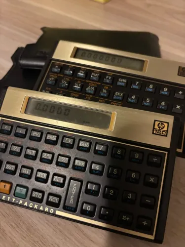 Calculadora HP 12 C dourada e preta usada