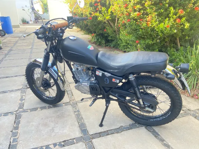 Intruder 125 Customizada Scramble