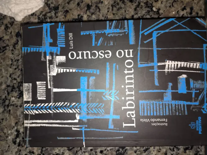 2 Livros: Labirinto no Escuro e O Estalo