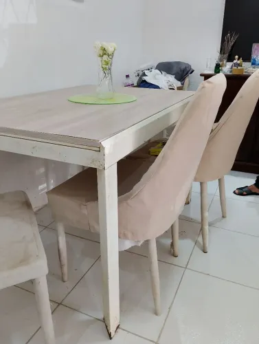 Mesa elástica com 4 cadeiras