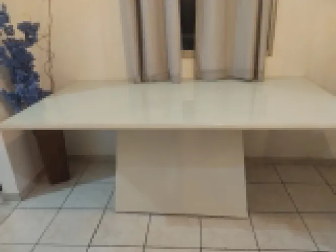 mesa sem cadeiras