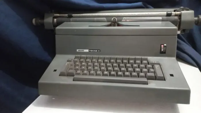 Maquina de escrever Olivetti eletrica