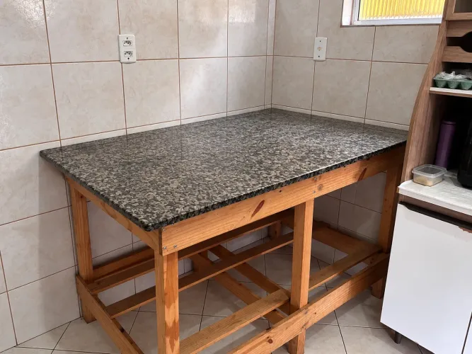 Mesa de Madeira com Tampo de Granito - 1,40 m