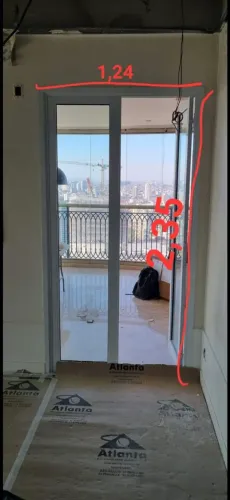 Porta de abrir  em alumínio e vidro. 02 folhas