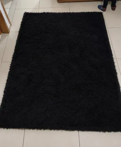 Tapete felpudo preto em perfeito estado