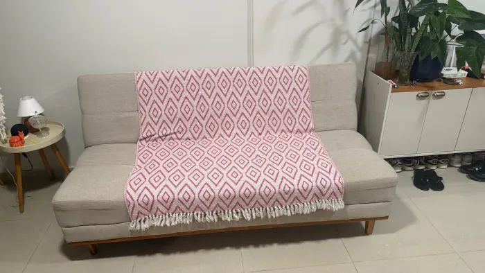 Sofá-cama de linho bege - R$ 650
