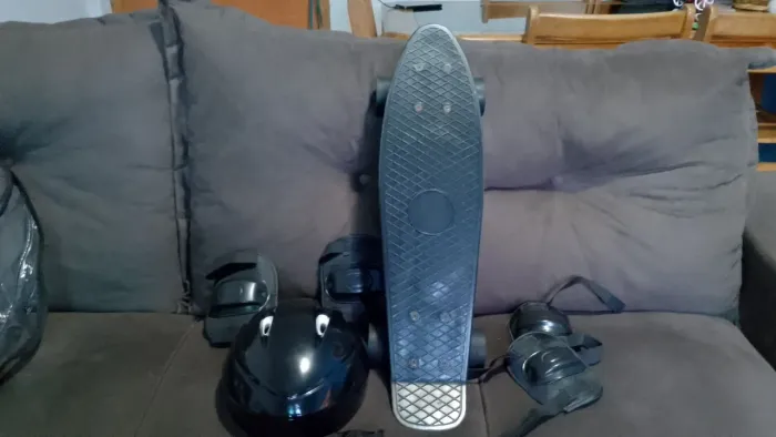 Kit skate ? Mine cruyzer semi novo, contendo o skate ?, cotoveleira, joelheira e bolsa,