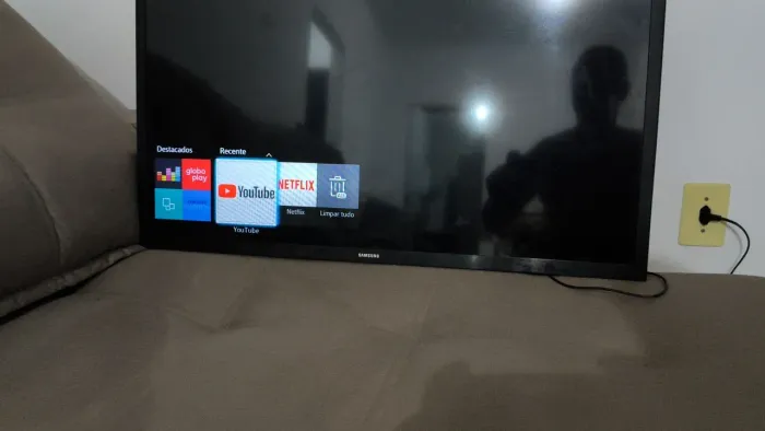 Tv Samsung 32 polegadas sem os pés com controle e smart tv <br>700 reais