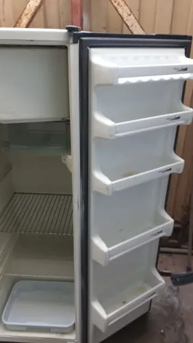 Vende-se uma geladeira