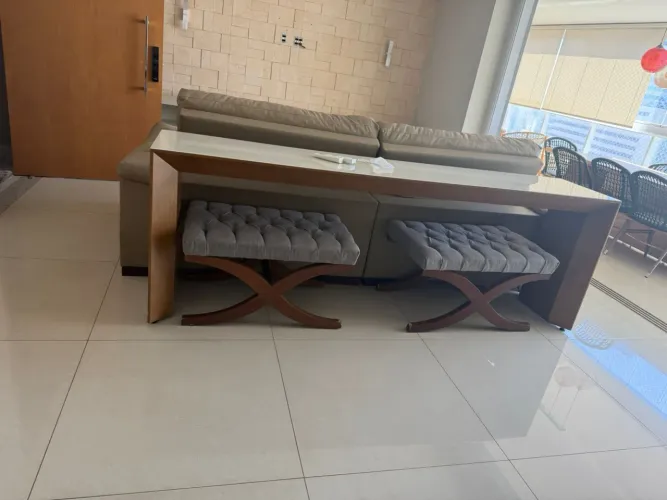 Aparador com duas banquetas estofadas