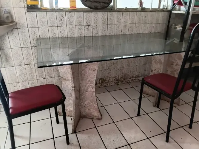 Mesa de jantar de vidro e pés de granito