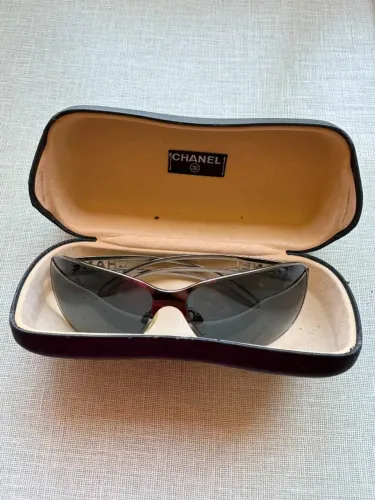 CHANEL em armação de metal - Óculos de sol Chanel