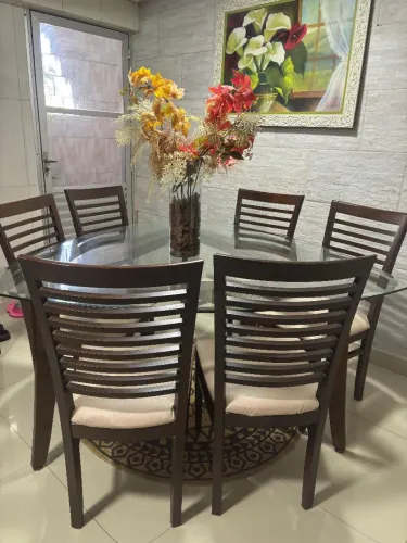 Sala de janta triangular com 6 cadeiras
