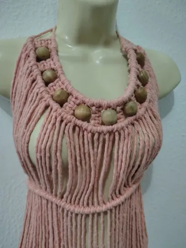 Blusa de macramê rosa com pedrarias de madeira