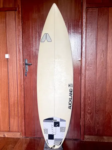 Prancha AUKLAND Ferver model 6?2 30L + quilhas solfins large