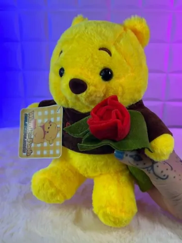 Pelúcia Ursinho Pooh com rosa - 24cm