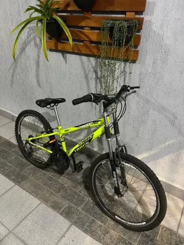 Bicicleta aro 24 com amortecedor.