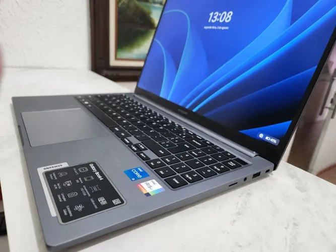 Samsung Galaxy book4 i5 13° Geração ainda com os plásticos de novo.
