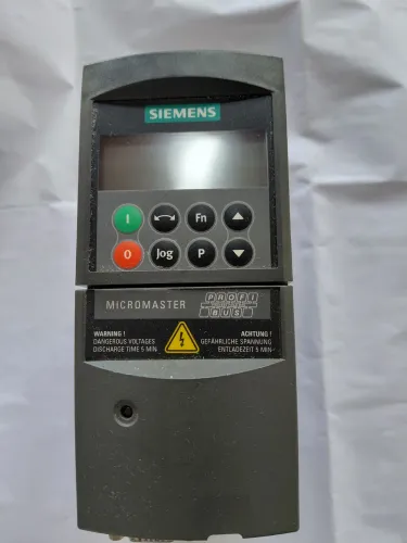 O inversor de frequência Siemens Micromaster 440 (modelo 6SE6440-2UC12-5AA1