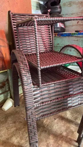 Conjunto de quatro cadeiras e mesa de fibra