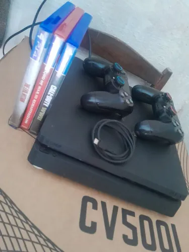 ? PS4 SLIM 1TB + 2 controles + 3 jogos à venda - Completo!