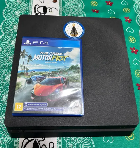 Ps4 slim 500 gigas ótimo acompanha 2 controles e um jogo motor fest