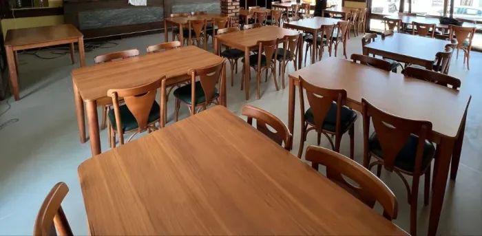 Conjunto mesas e cadeiras