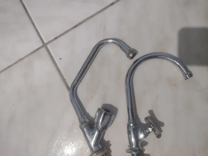 Vendo Duas Torneiras Inox Seminovas 