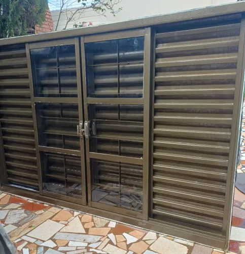 Janela veneziana com Grade e Vidro<br>