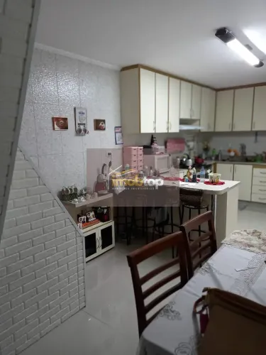 Sobrado à venda no bairro de Ermelino Matarazzo com 2 suítes e 2 salas próximo ao centro d